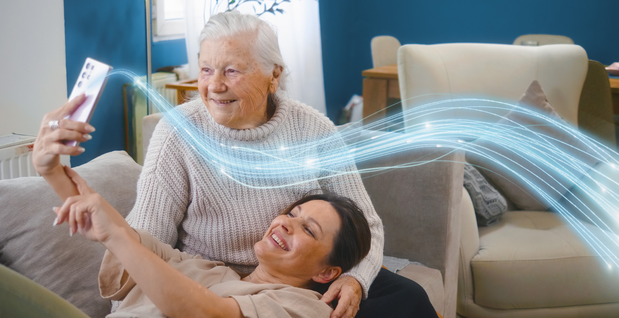 Zwei Frauen auf dem Sofa vor iPad