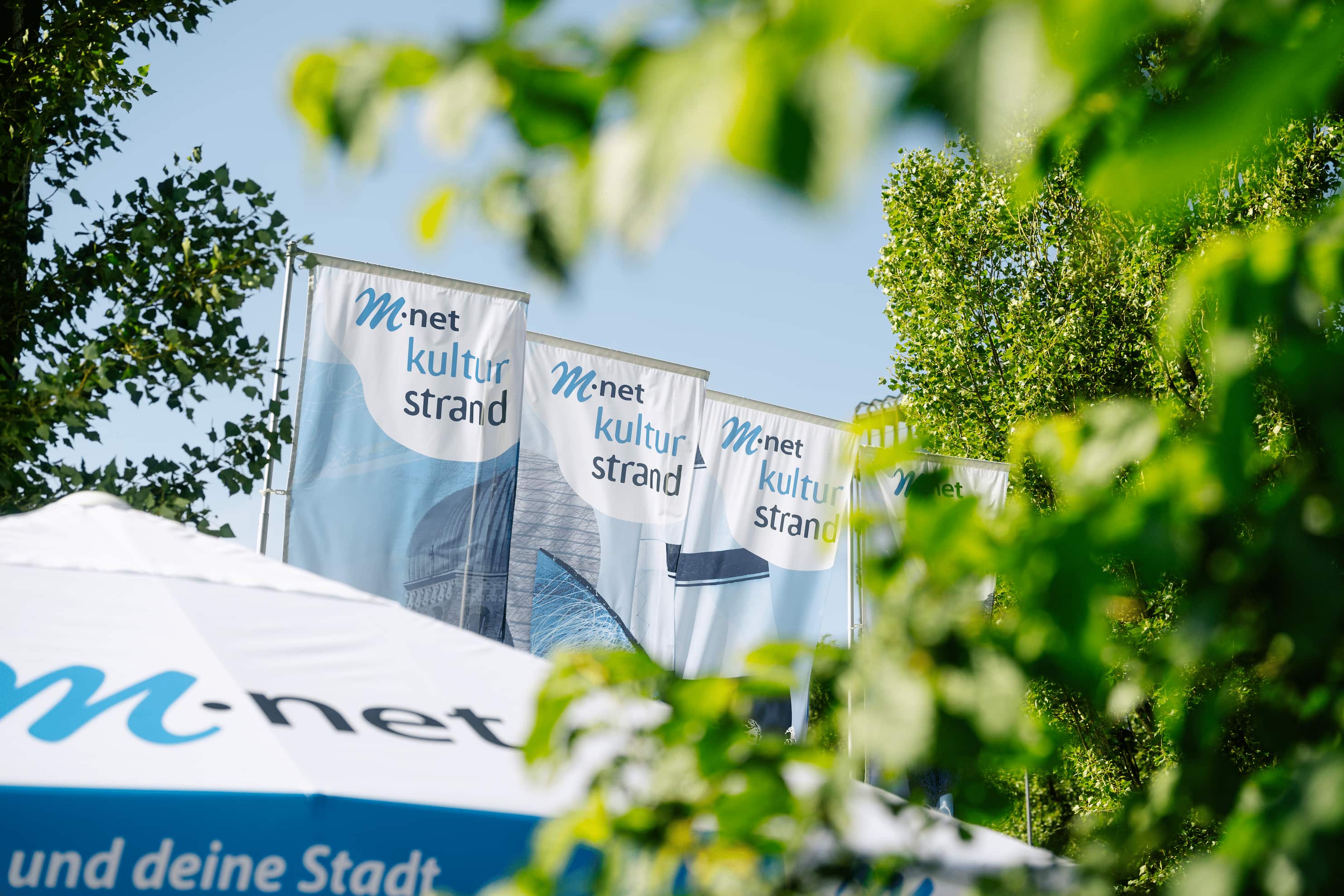 Sonnenschirme und Fahnen auf dem M-net Kulturstrand