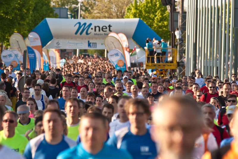 Gewinnspiel: Sichern Sie sich einen exklusiven Teamstand beim M-net Firmenlauf Augsburg