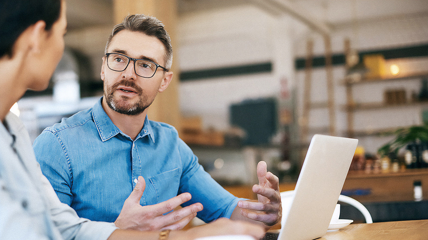 Zwei Menschen die am Laptop sitzen und eine Besprechung haben
