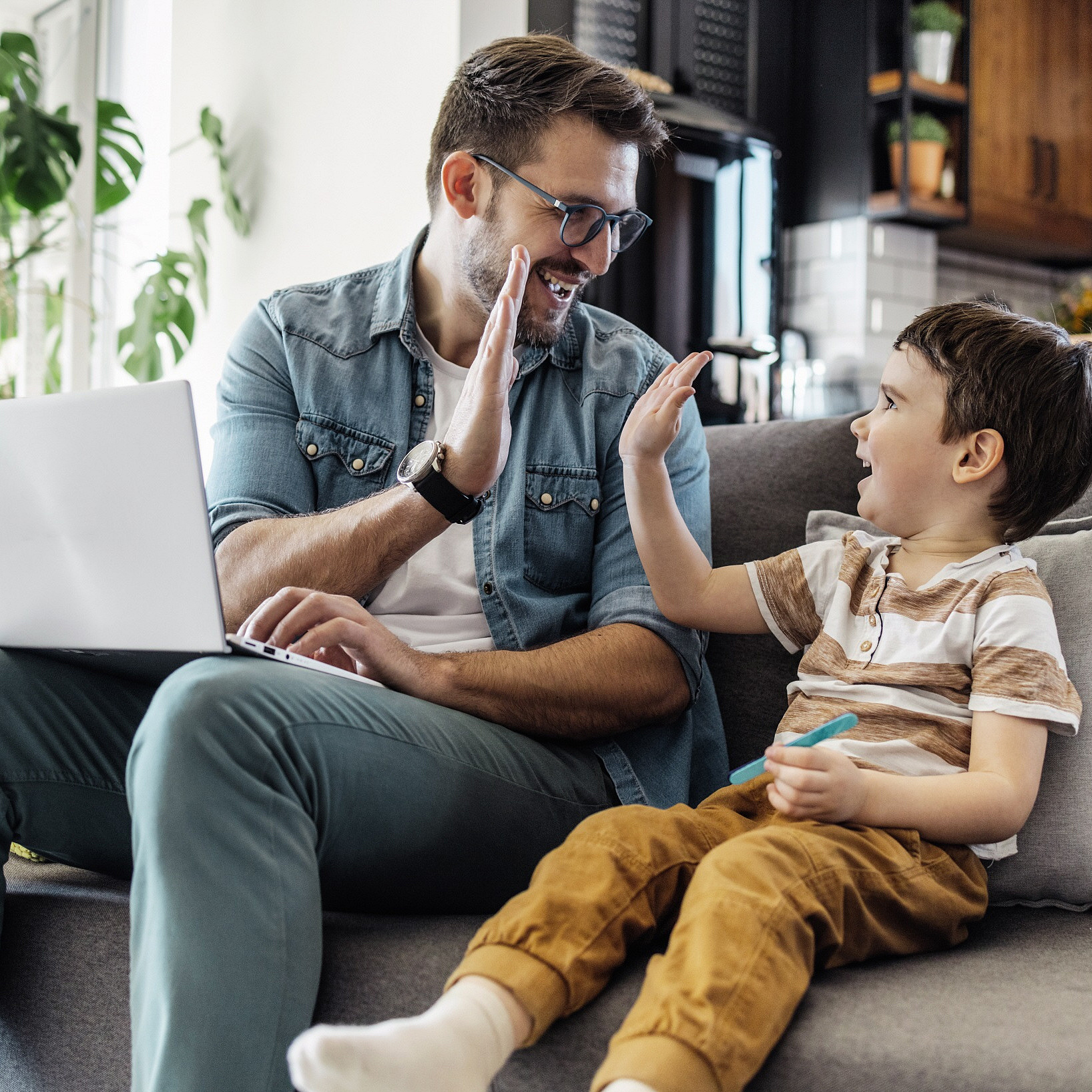 Vater und Sohn geben sich High-Five