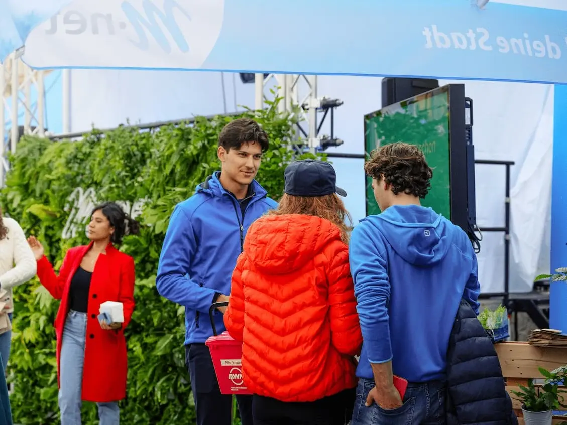 Besucher auf dem M-net Stand