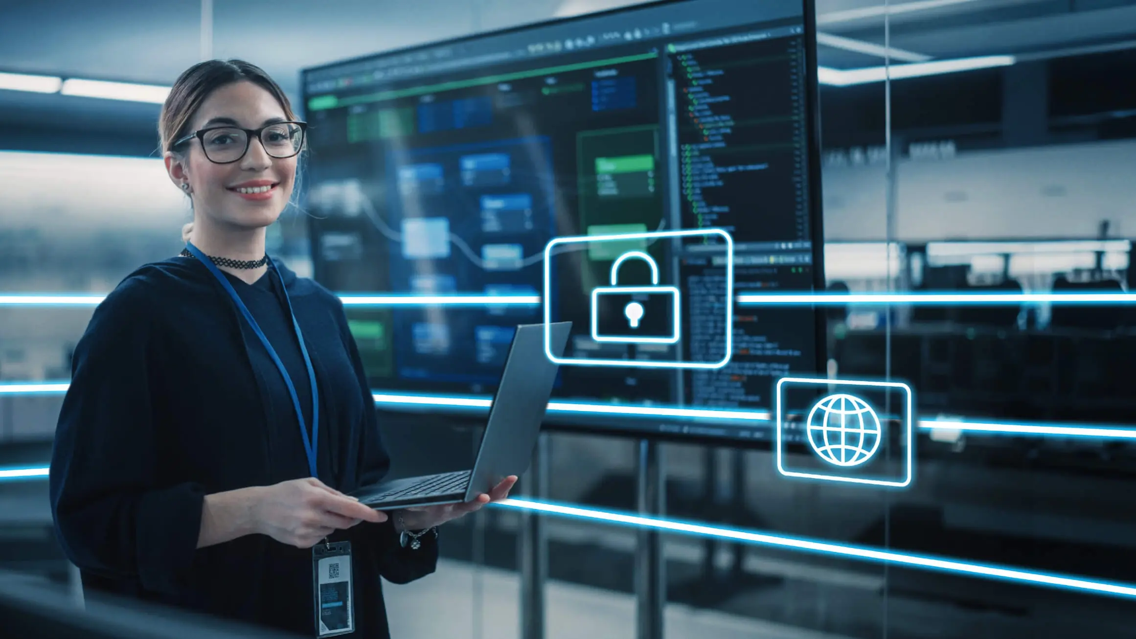 Mitarbeiterin überwacht Netzwerkdaten in einem modernen IT-Sicherheitszentrum