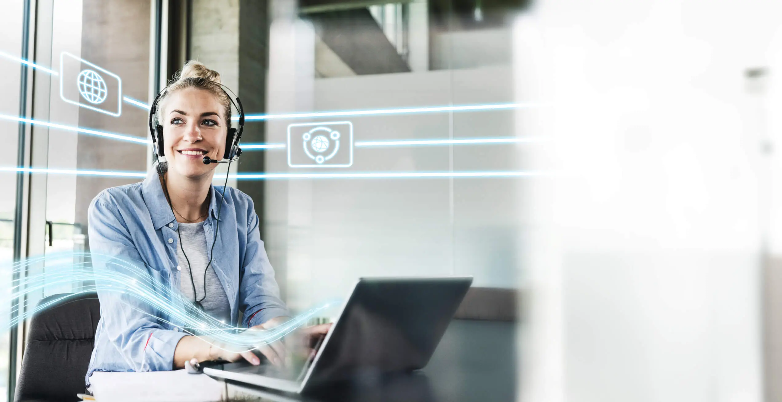 Frau im modernen B&uuml;ro telefoniert &uuml;ber Laptop