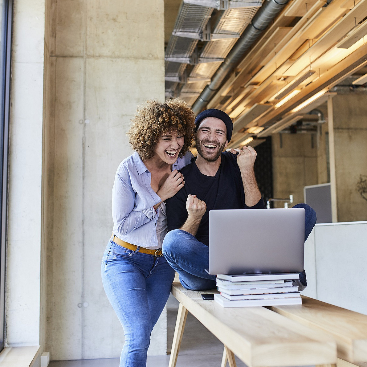 Mann und Frau vor einem Laptop