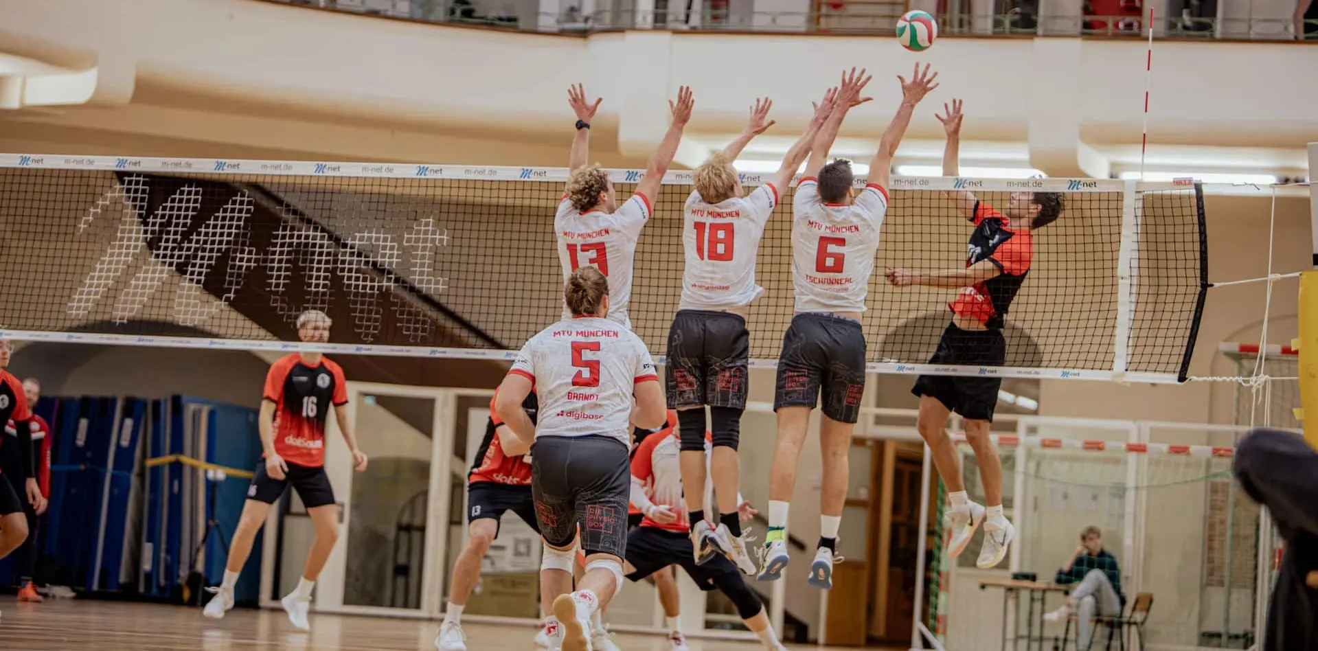 Eine Mannschaft beim Volleyball-Spiel