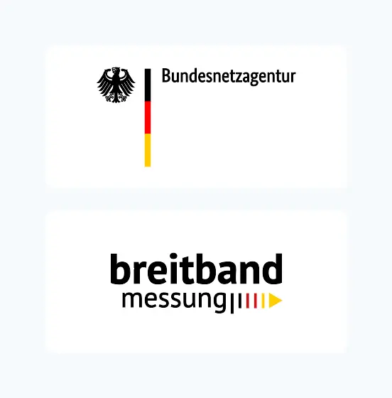 Im Bild sind das Logo der Bundesnetzagentur und das Logo der Breitband-Messung zu sehen.