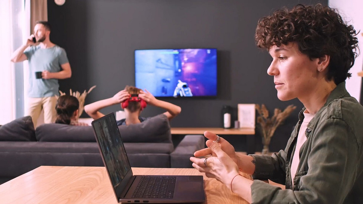 Frau vor Laptop in Videokonferenz