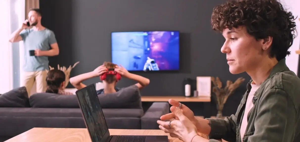 Eine Frau sitzt während einer Videokonferenz vor ihrem Laptop