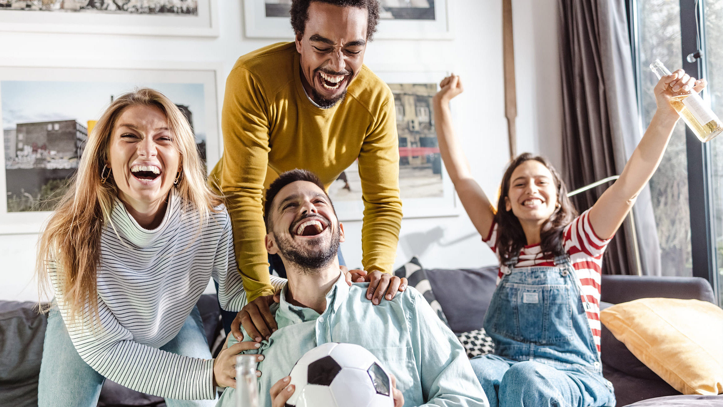 Meschen schauen zuhause jubelnd Fußball