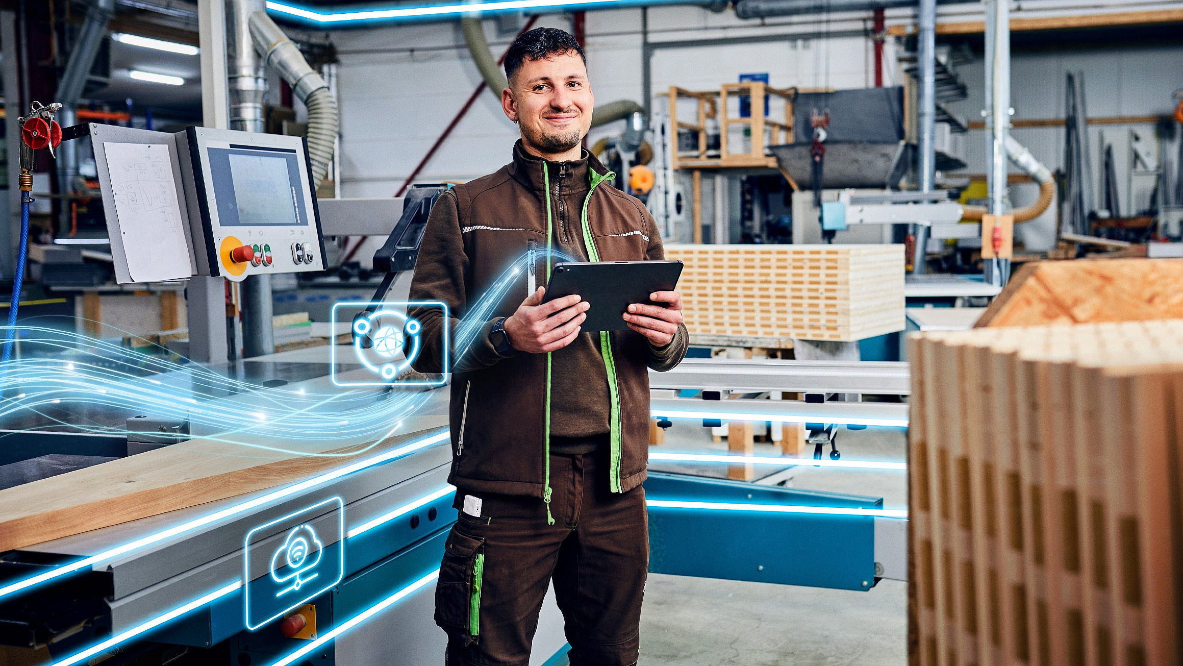 Ein Mann mit einem Tablett in der Hand steht in mitten einer Schreinerei. Von dem Tablett geht ein blauer Stream aus dem Bild heraus. Der Stream soll die schnelle Internetverbindung visualisieren.