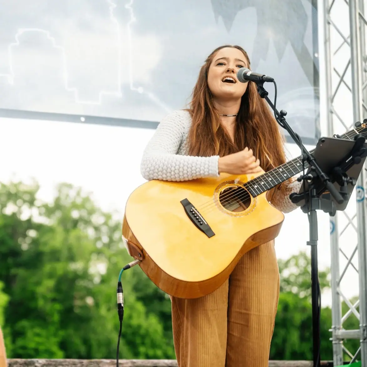 Eine Band auf dem M-net Kulturstrand während eines unserer Hofkonzerte.