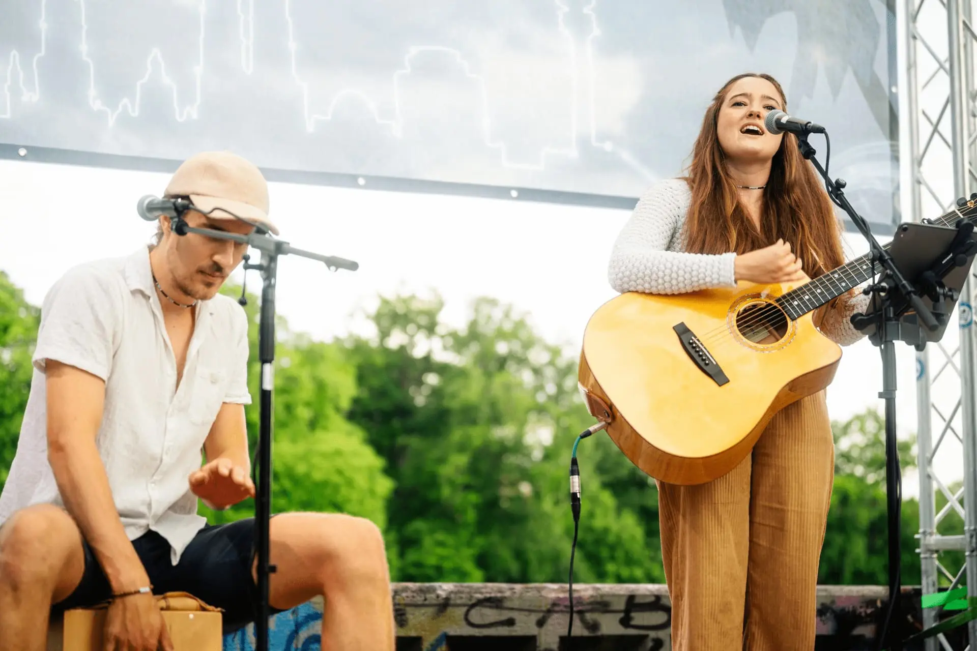Ein Mann und eine Frau auf der Bühne beim Konzert