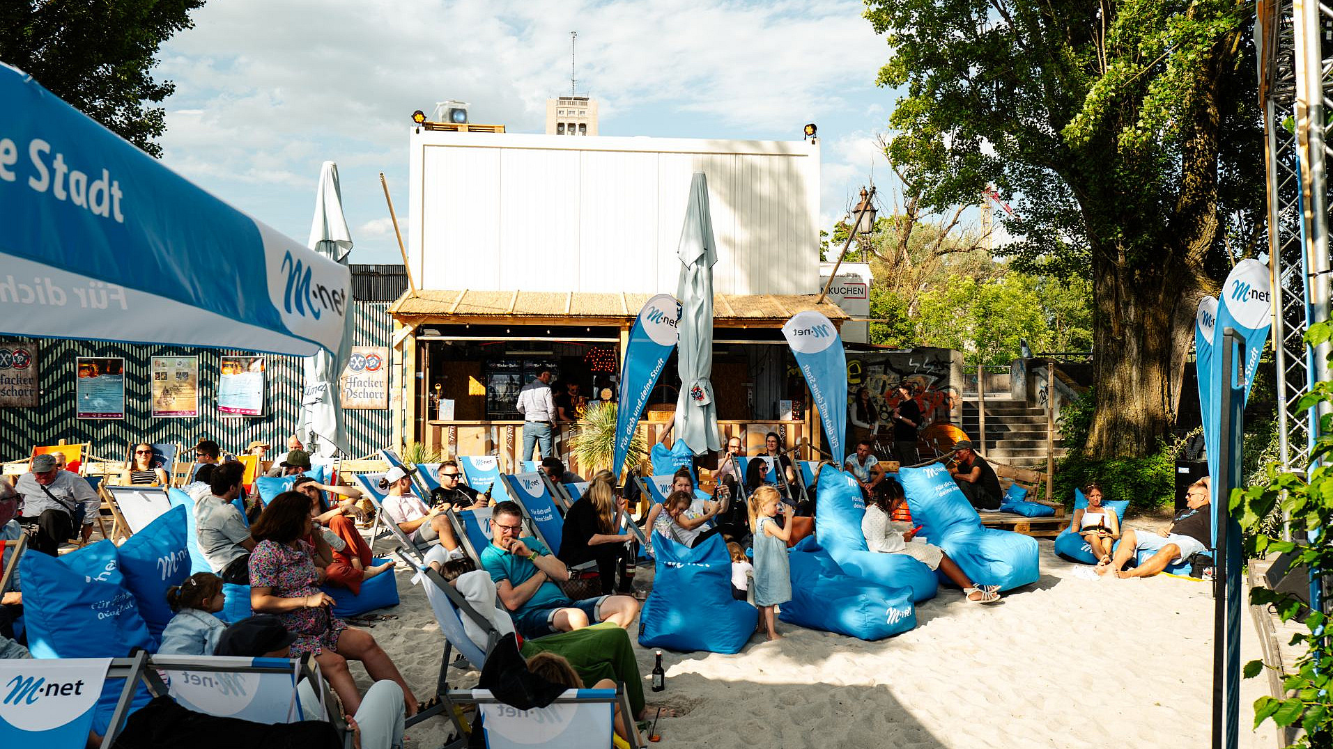 Unsere M-net Lounge auf dem M-net Kulturstrand. Es gibt bequeme Sitzkissen und eine Bar.