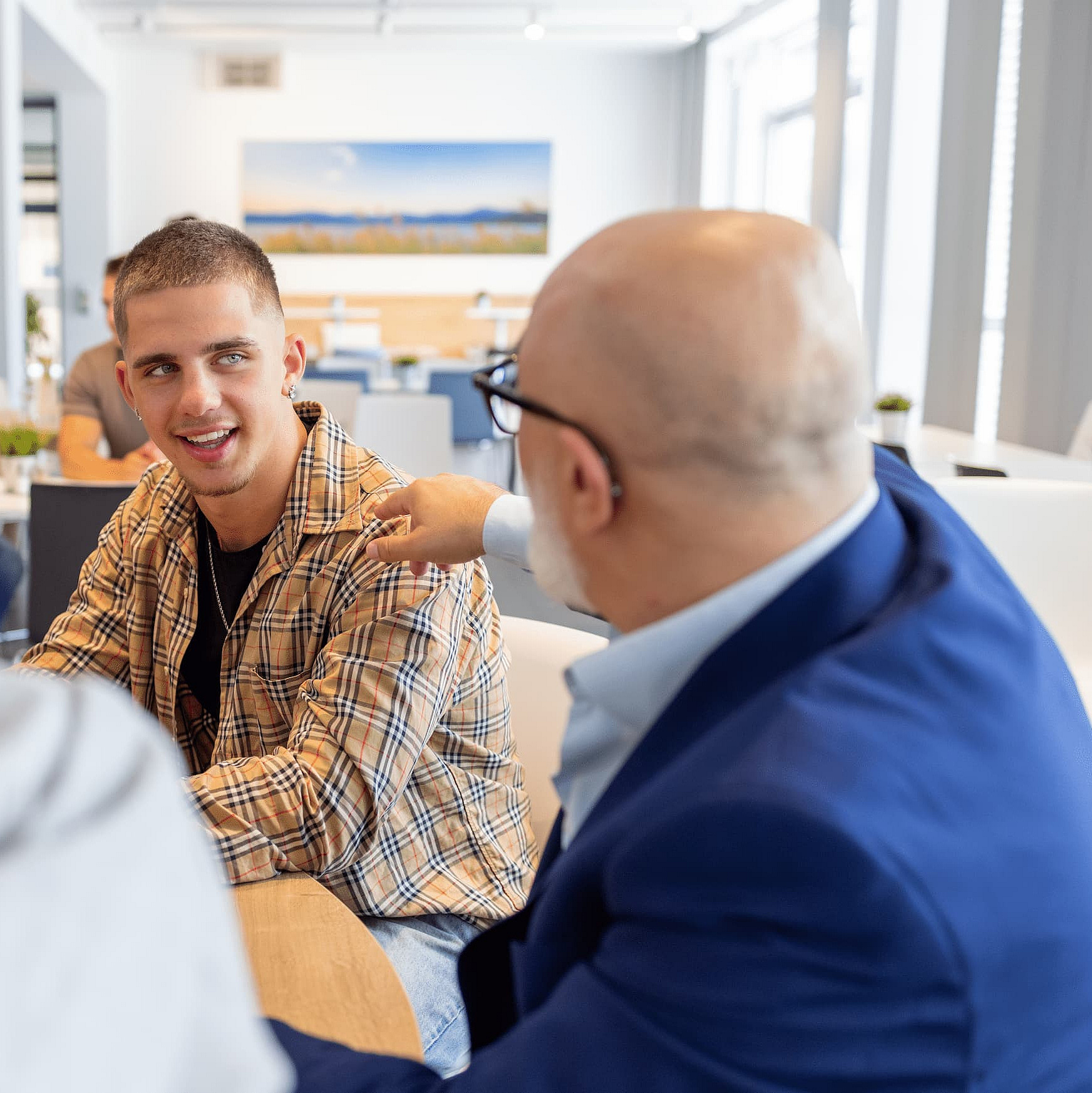 Kollegen in der Kantine bei M-net im Gespräch
