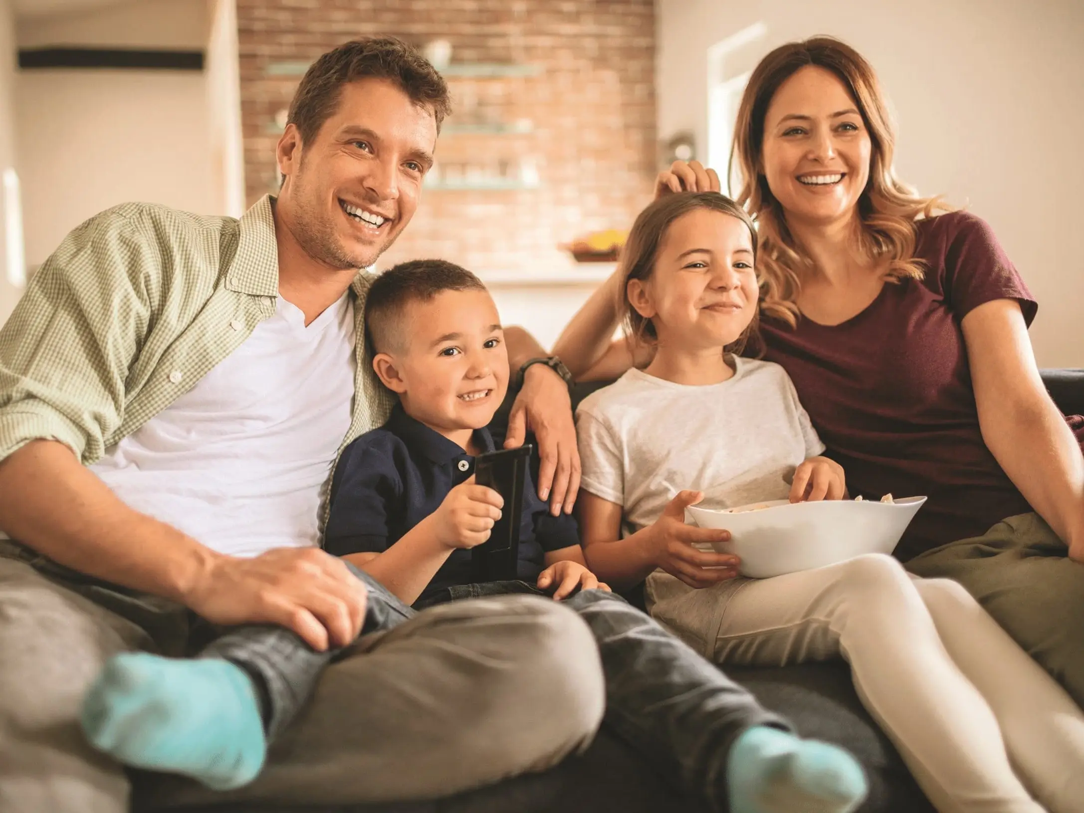 Familie sitzt auf dem Sofa
