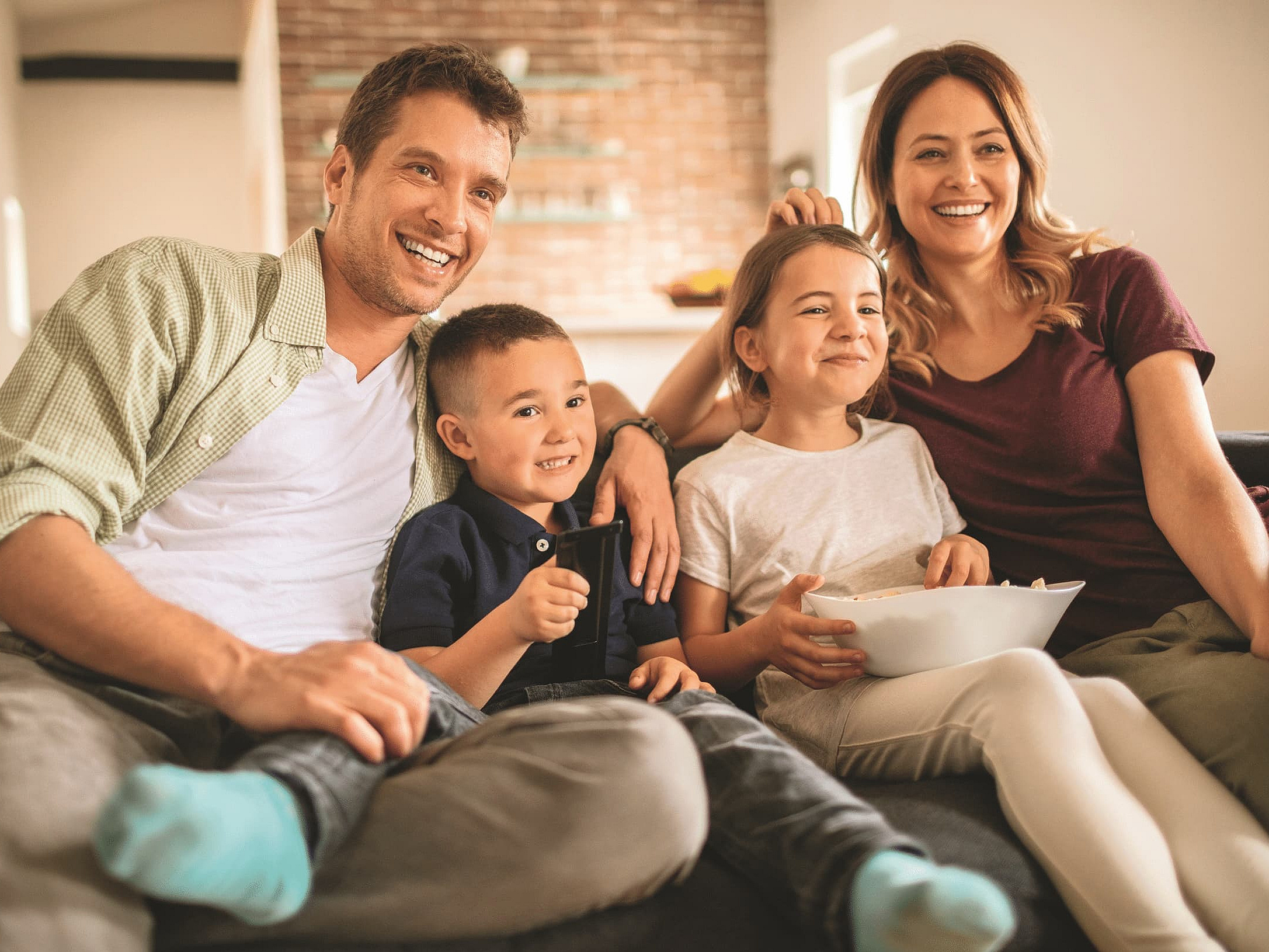 Familie sitzt auf dem Sofa