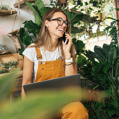 Frau telefoniert - symbolisiert Gespräch mit dem Kundenservice