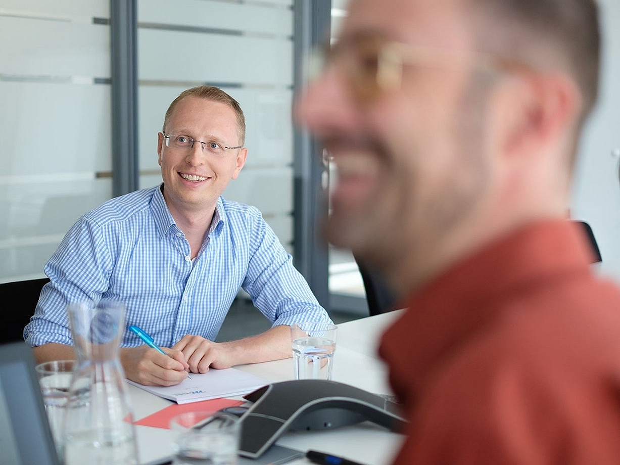 Mitarbeiter in einer Besprechung die als Team arbeiten