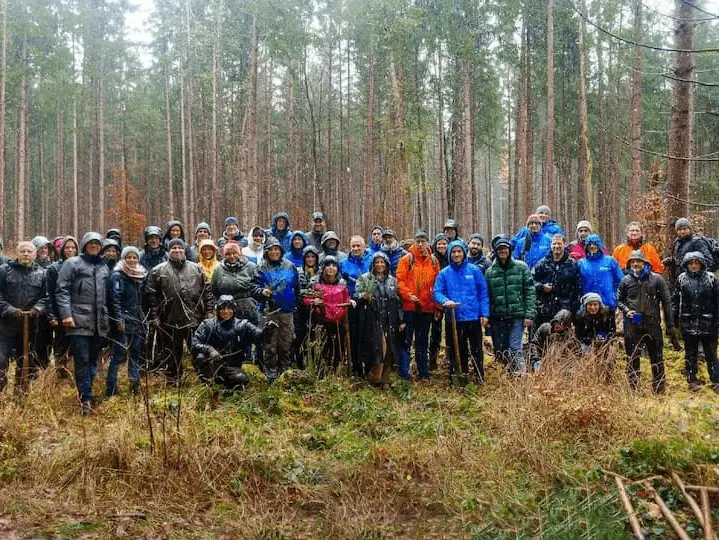 M-net Mitarbeiter im M-net Wald beim Bäume pflanzen