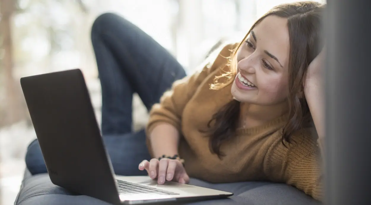Eine Frau vor dem Laptop
