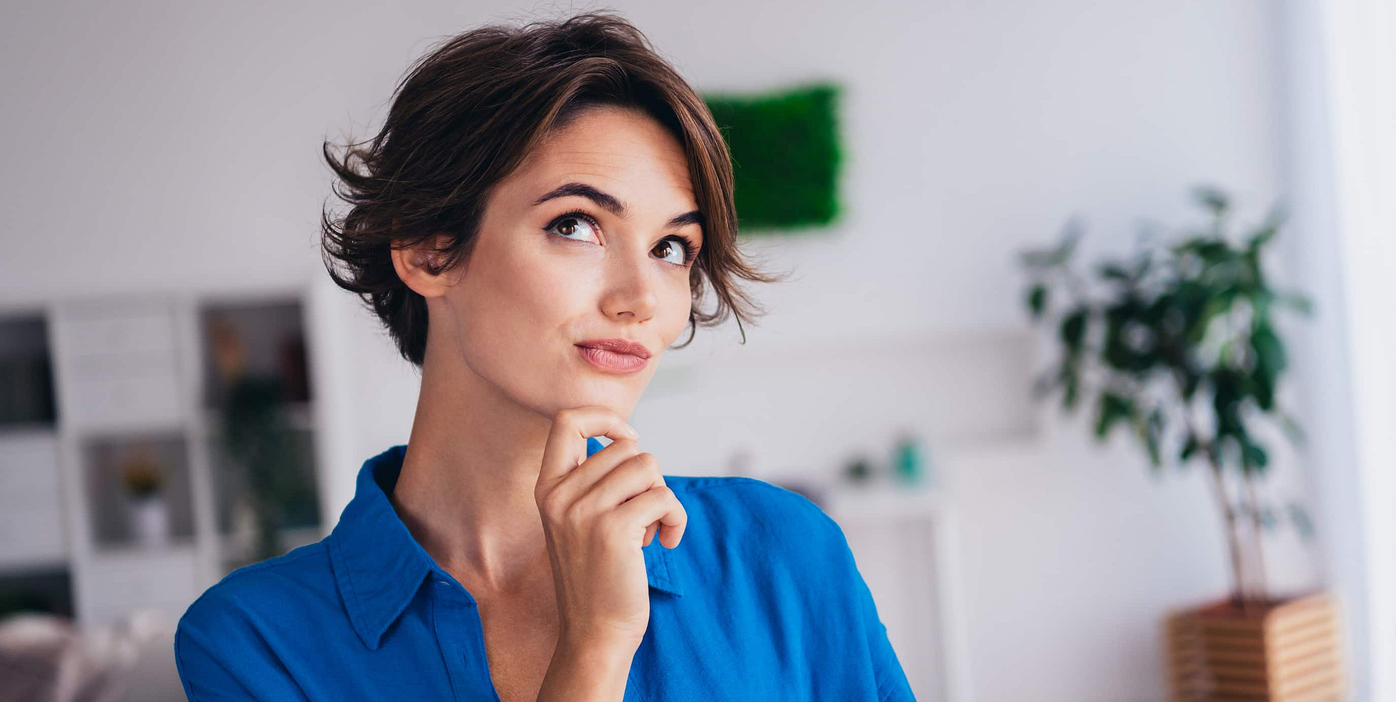 Eine Frau in nachdenklicher Pose
