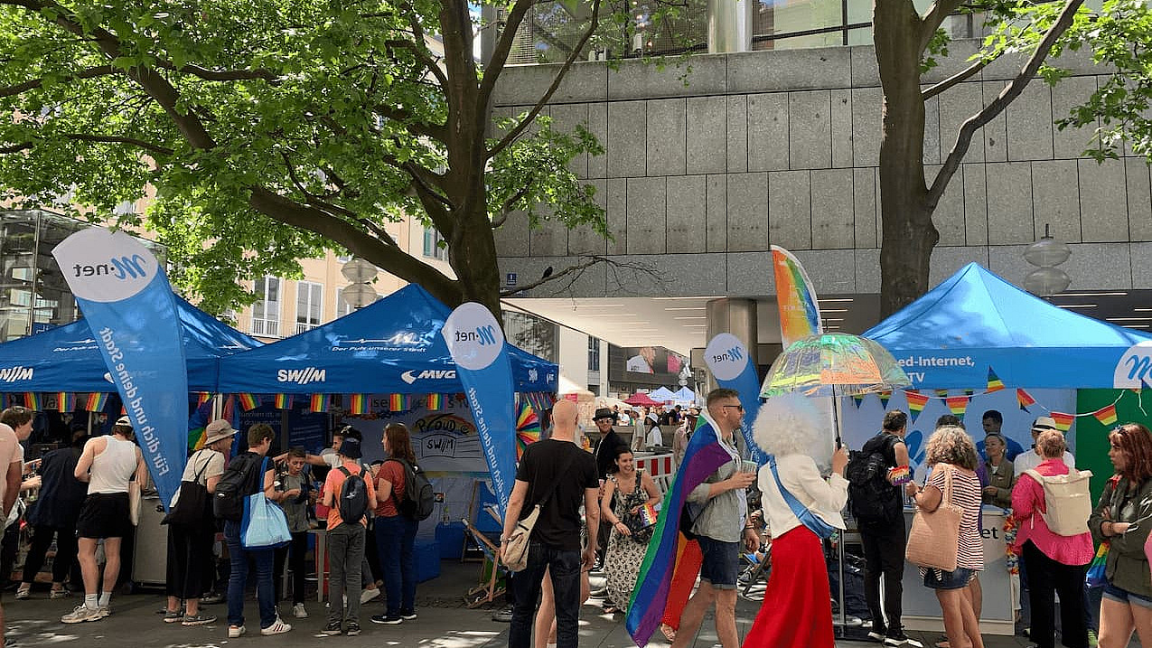 Menschen beim Christopher Street Day