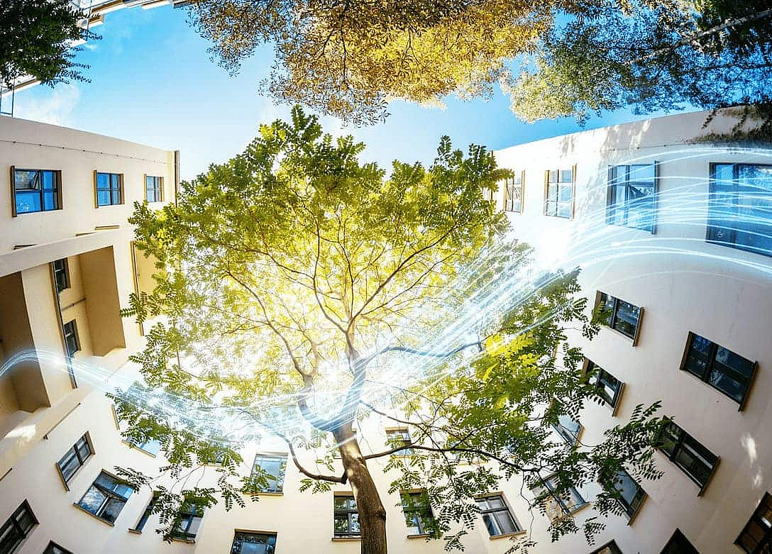 Ansicht von unten auf Häuserfassade