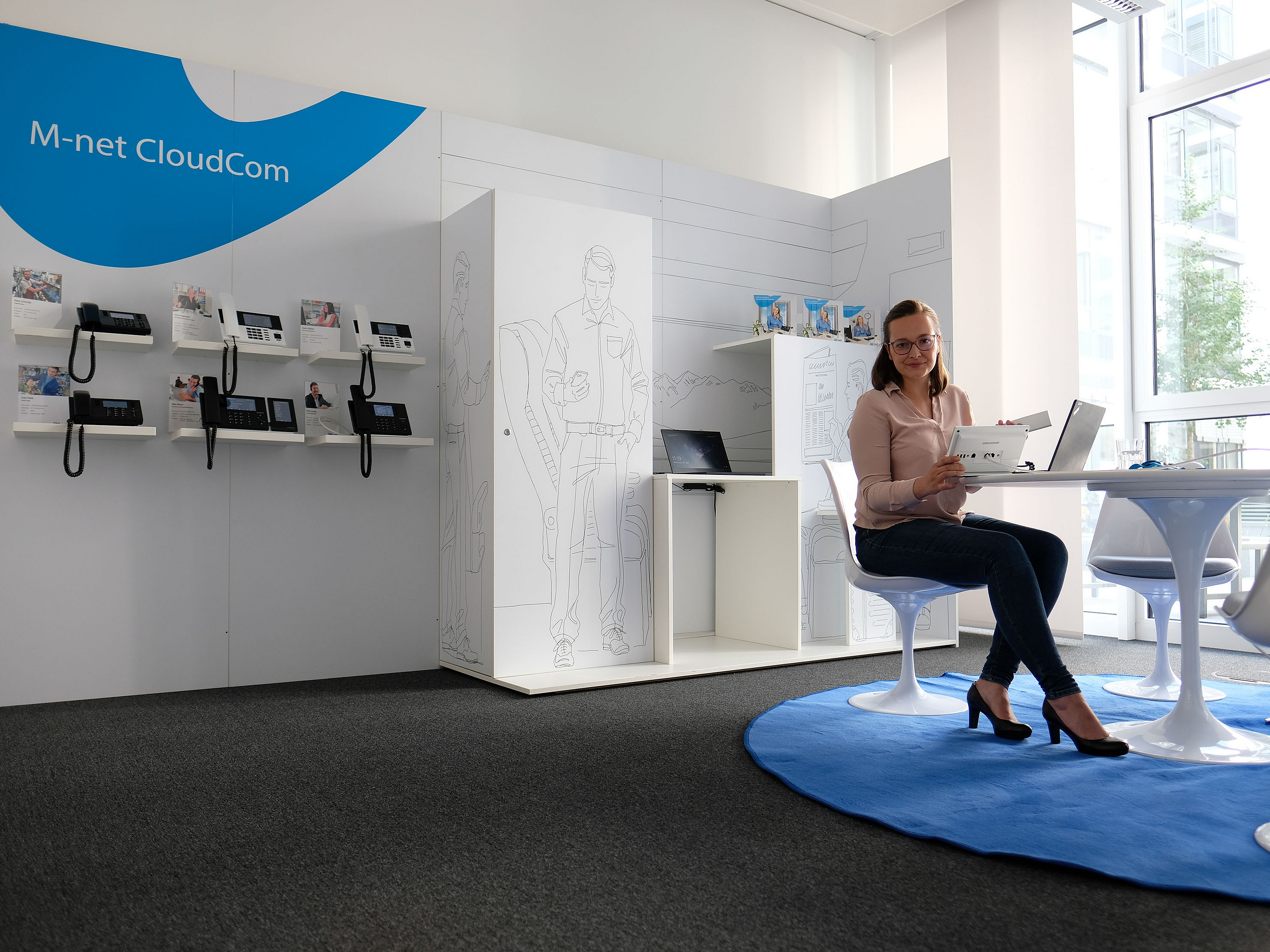 Pr&auml;sentationsraum f&uuml;r M-net CloudCom mit Mitarbeiterin