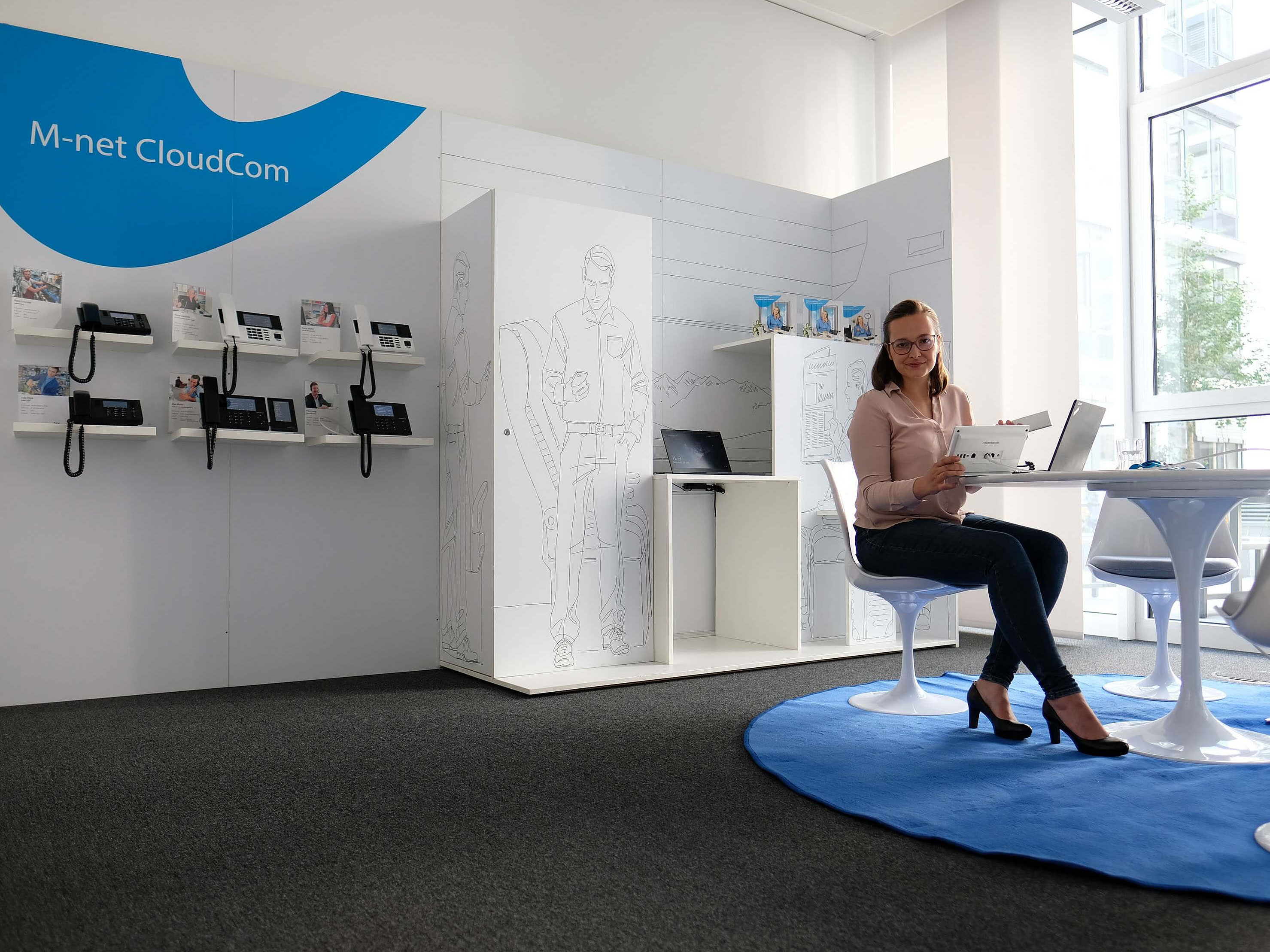 Pr&auml;sentationsraum f&uuml;r M-net CloudCom mit Mitarbeiterin
