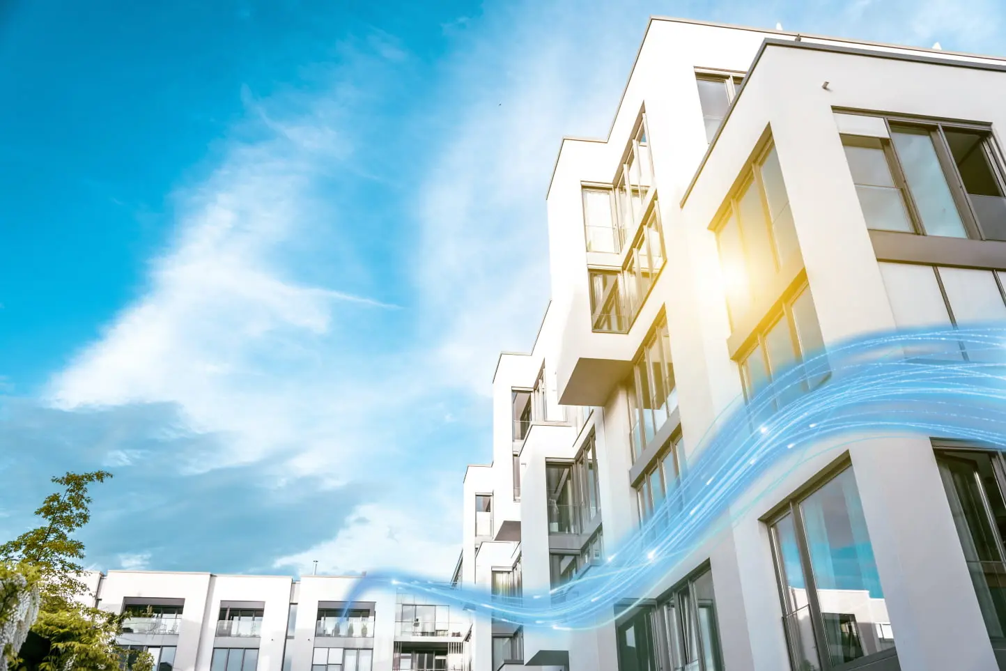 Ein modernes Gebäude in einer Stadt, ein stilisierter Glasfaser-Stream führt zu einem Fenster hinein
