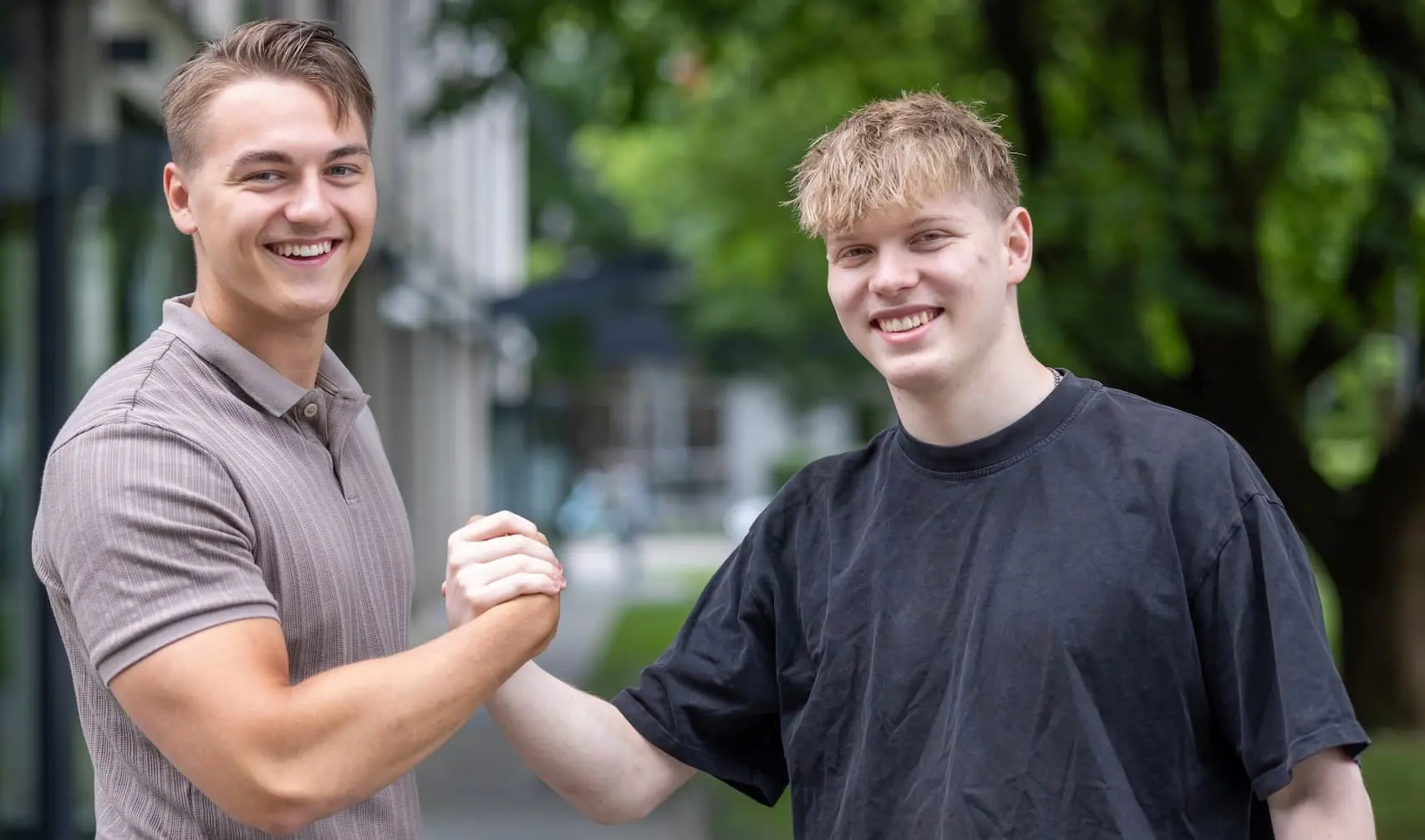 Zwei Auszubildende geben sich die Hand