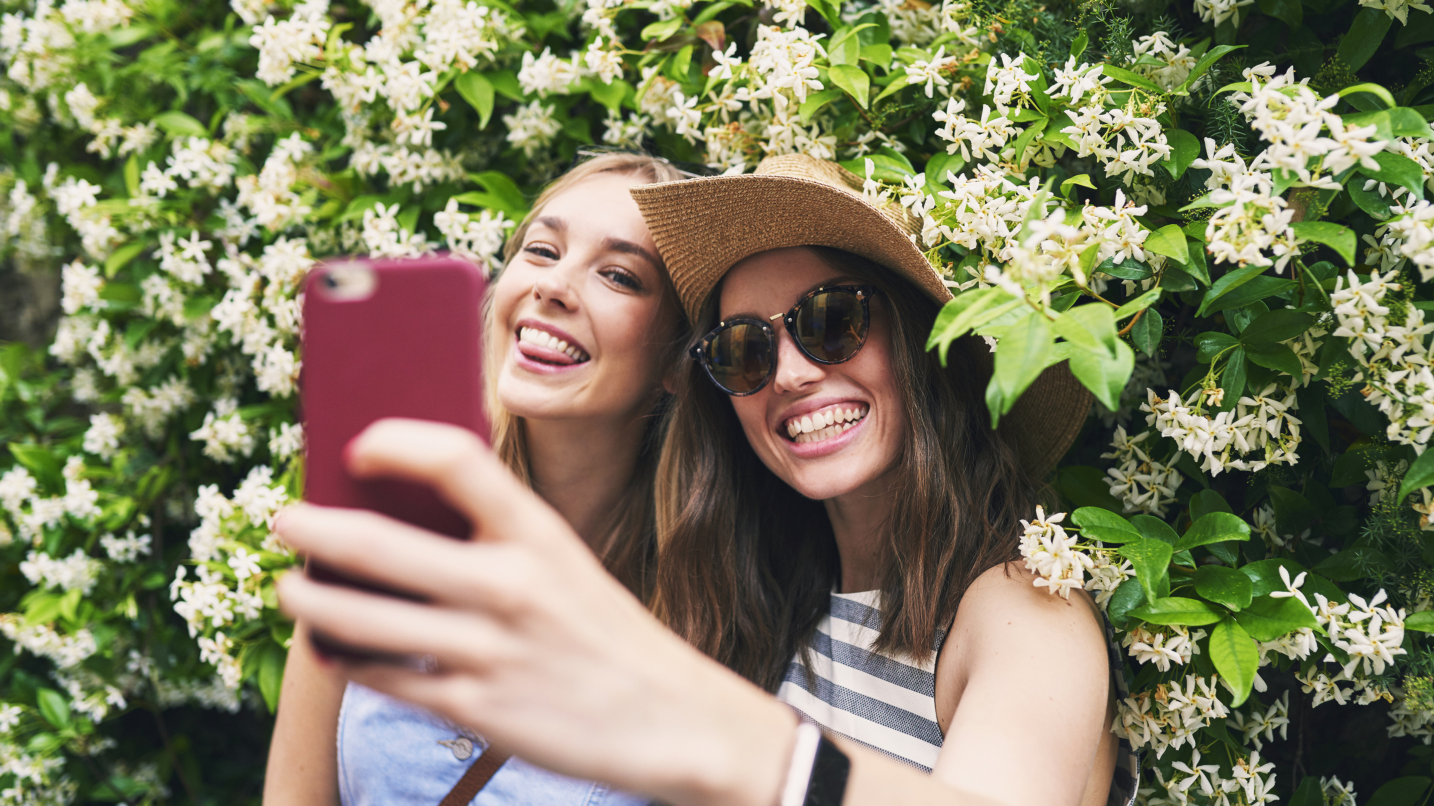 Zwei Frauen machen ein Selfie
