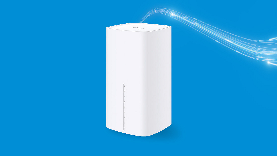 Ein TPLink Router vor blauem Hintergrund