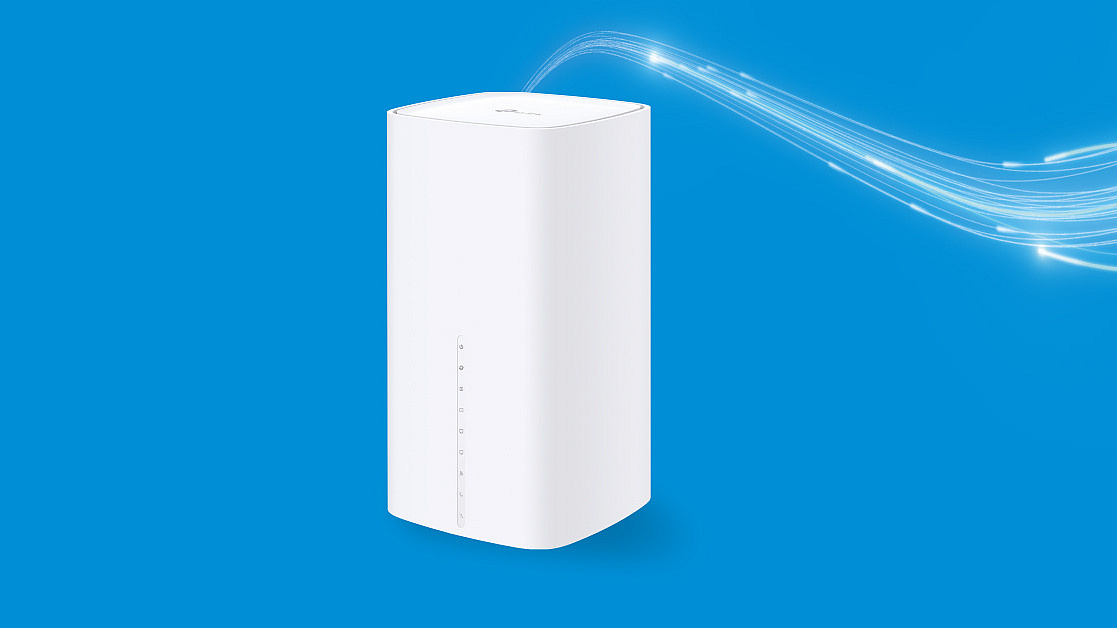 Ein TPLink Router vor blauem Hintergrund