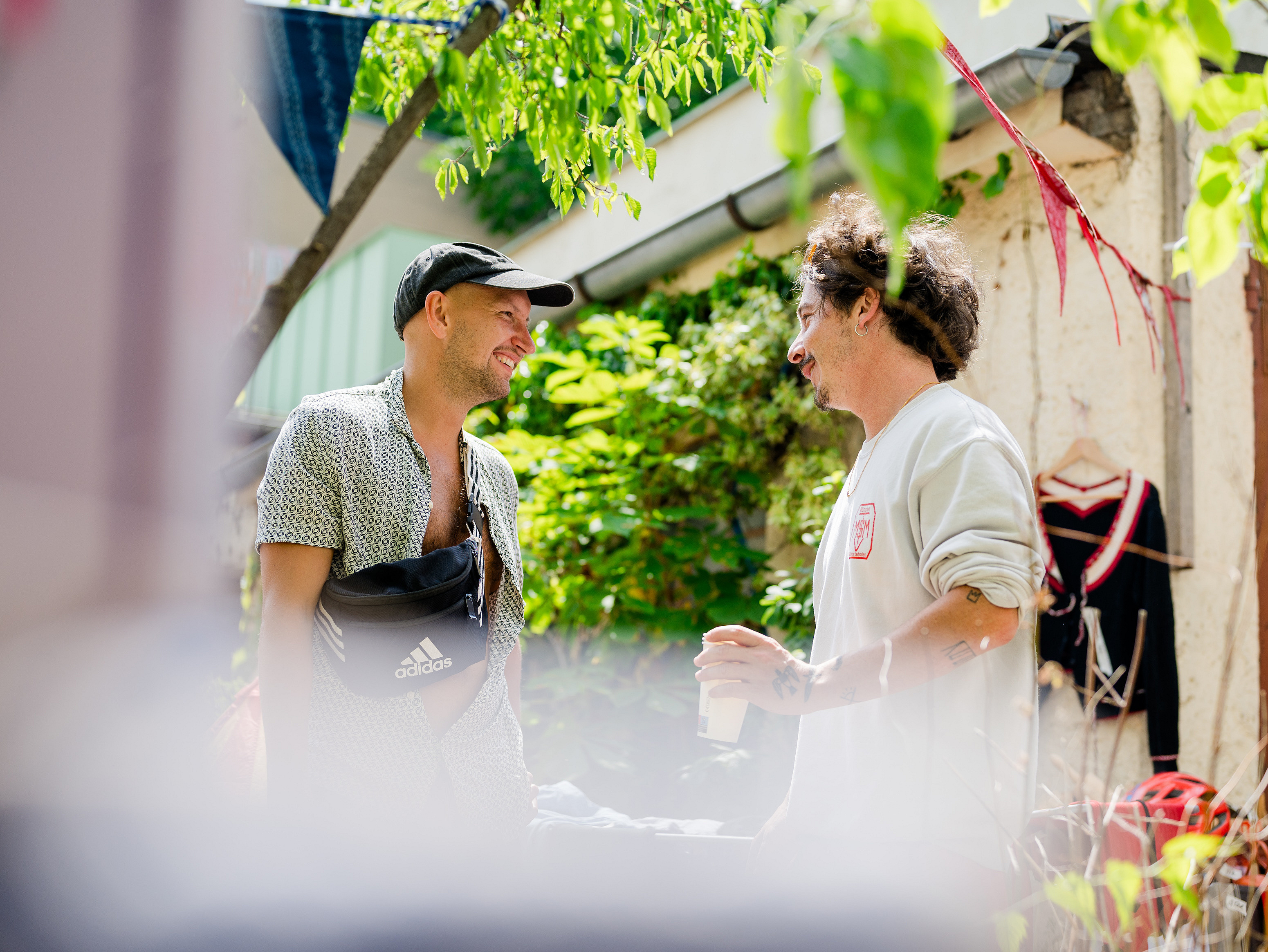 Zeri Männer unterhalten sich draußen
