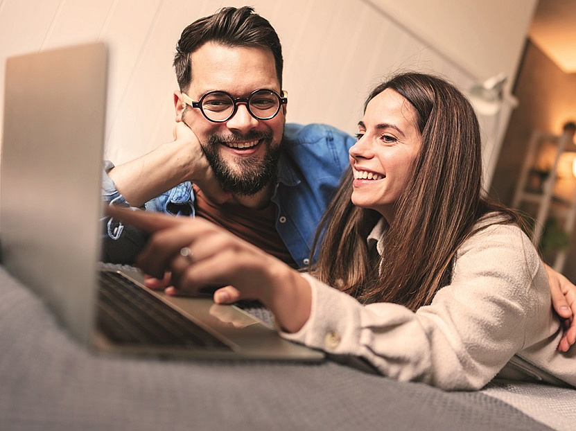Paar vor einem Laptop