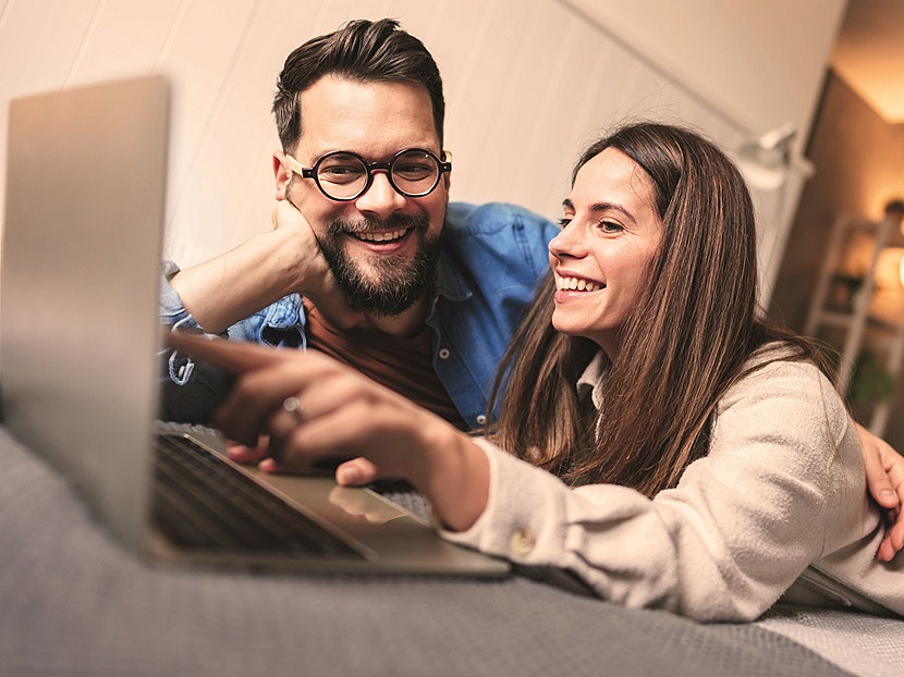 Paar vor einem Laptop