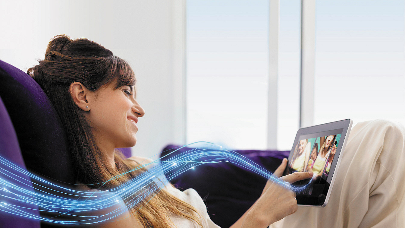 Frau auf dem Sofa mit einem Tablet