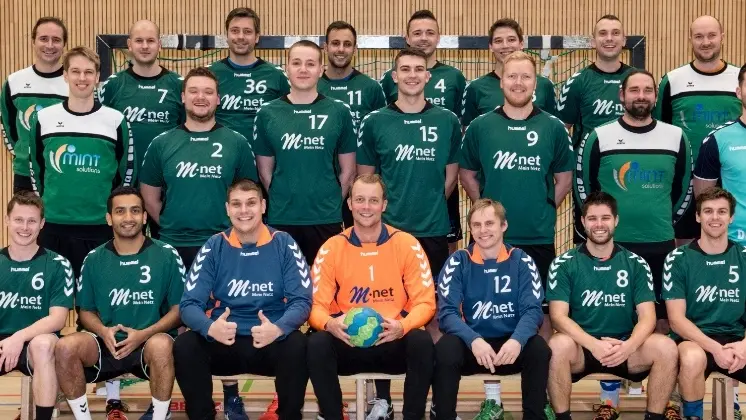 Handball Mannschaft in M-net Trikots