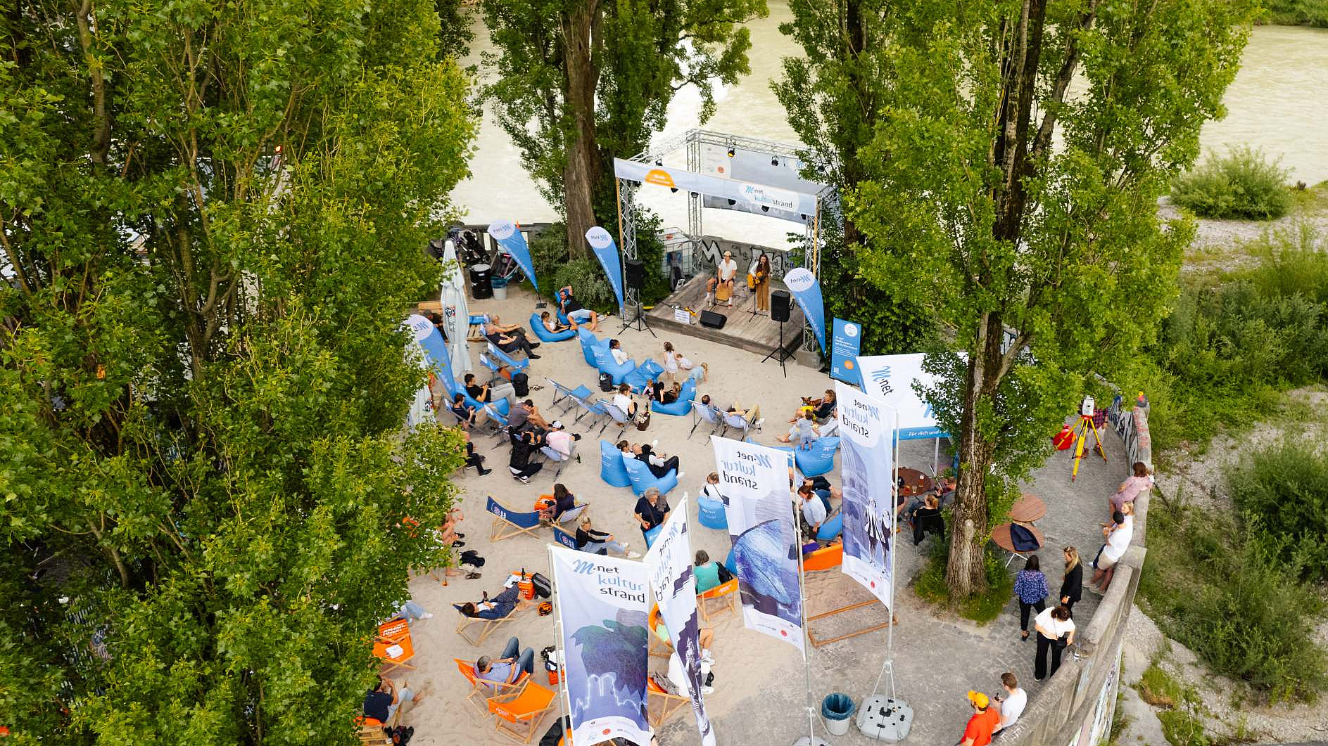 Unser M-net Kulturstrand an der Corneliusbrücke von Oben. Man sieht auch die Bühne auf der grade ein Konzert gegeben wird.