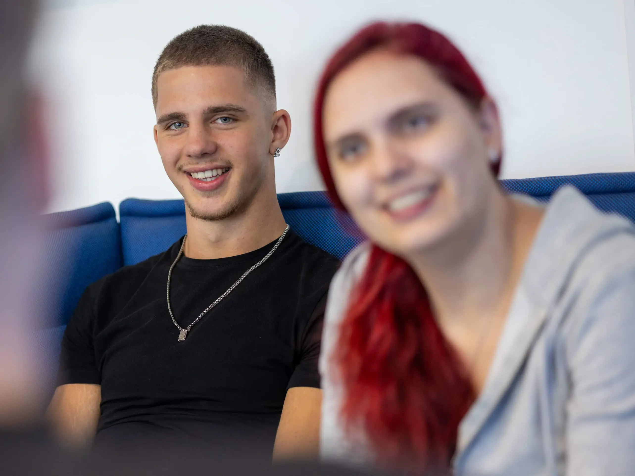 Zwei Azubsi bei M-net im Gespräch