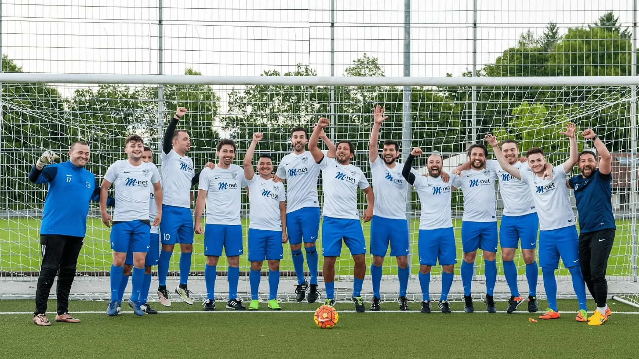 Fußballmannschaft in M-net Trikots