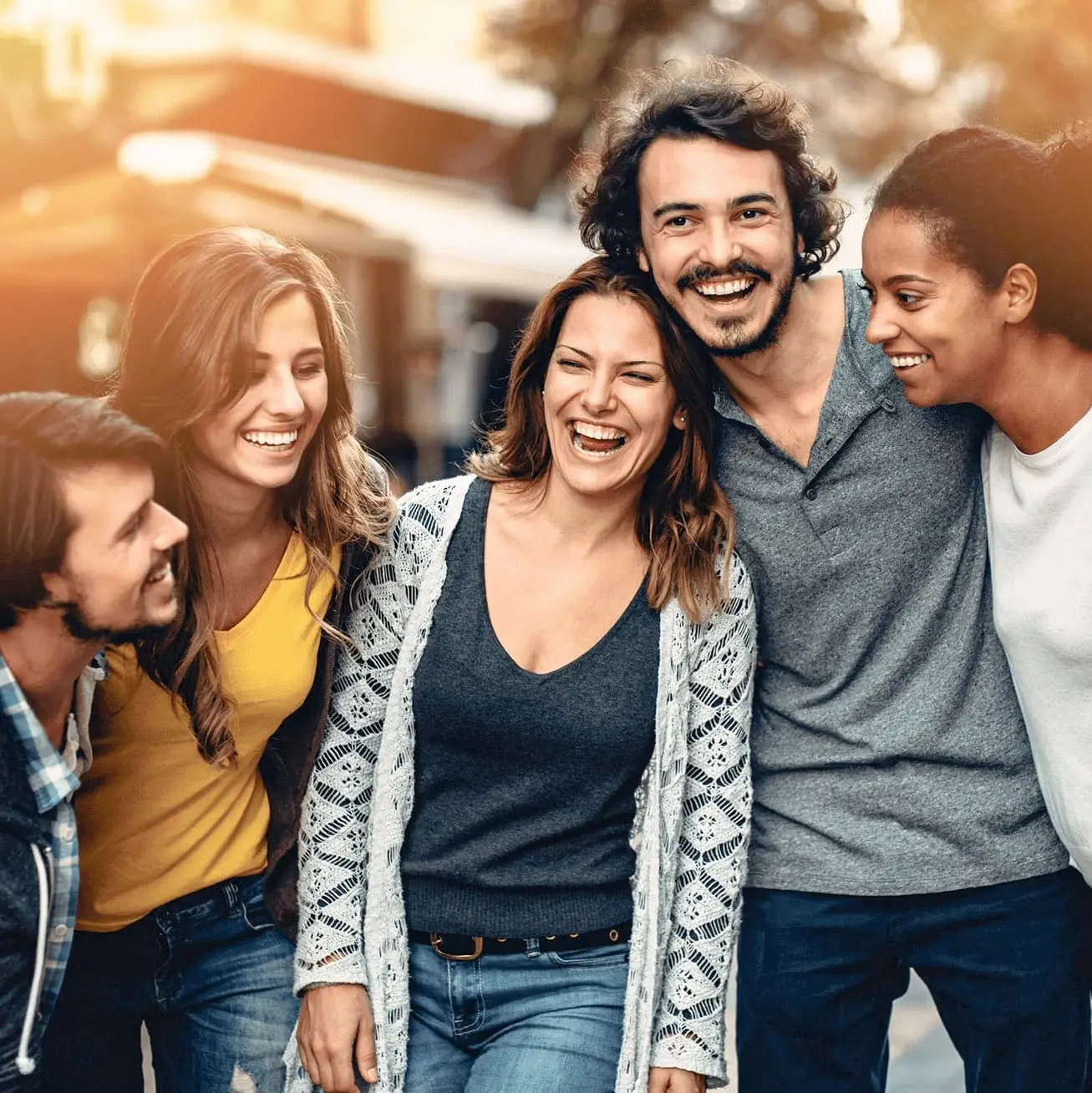 Eine Gruppe von fünf sich freuenden Freunden