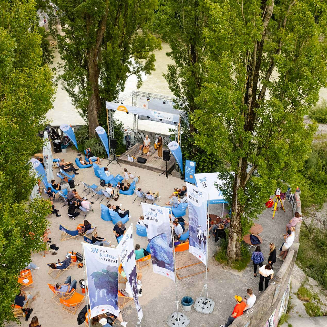 Unser M-net Kulturstrand an der Corneliusbrücke von Oben. Man sieht auch die Bühne auf der grade ein Konzert gegeben wird.