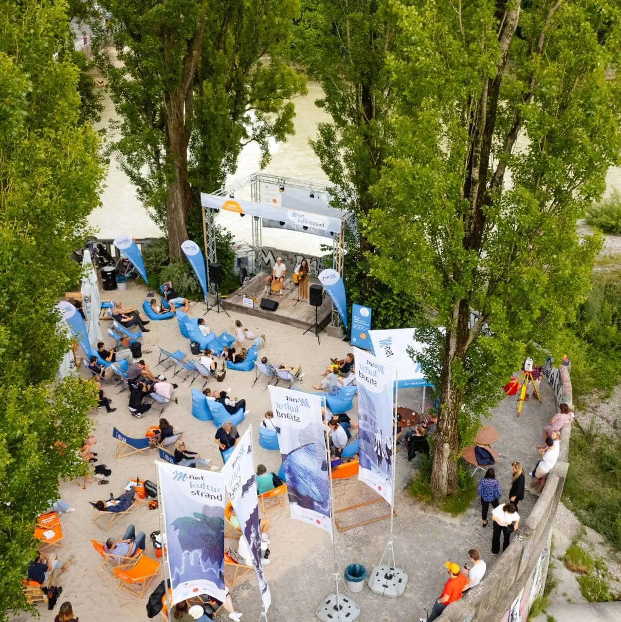 Unser M-net Kulturstrand an der Corneliusbrücke von Oben. Man sieht auch die Bühne auf der grade ein Konzert gegeben wird.