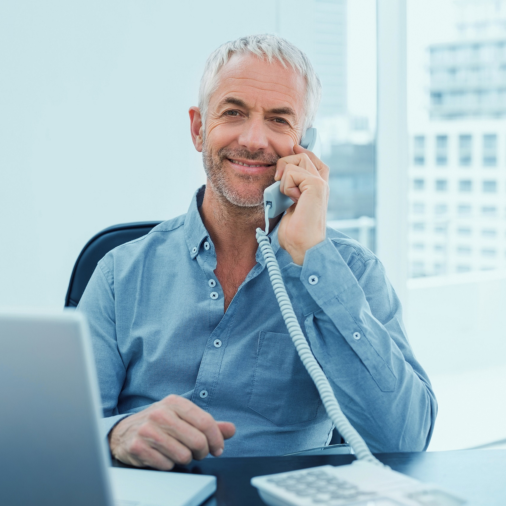 Geschäftsmann mit Telefonhörer in der Hand