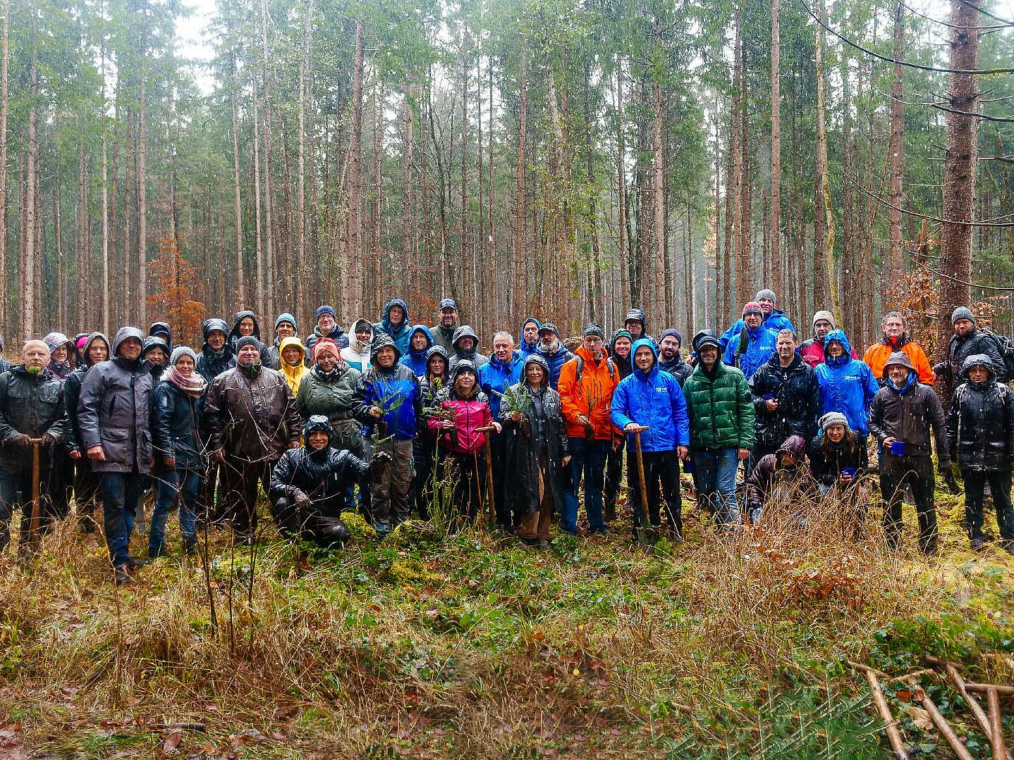 M-net Mitarbeiter im M-net Wald beim Bäume pflanzen